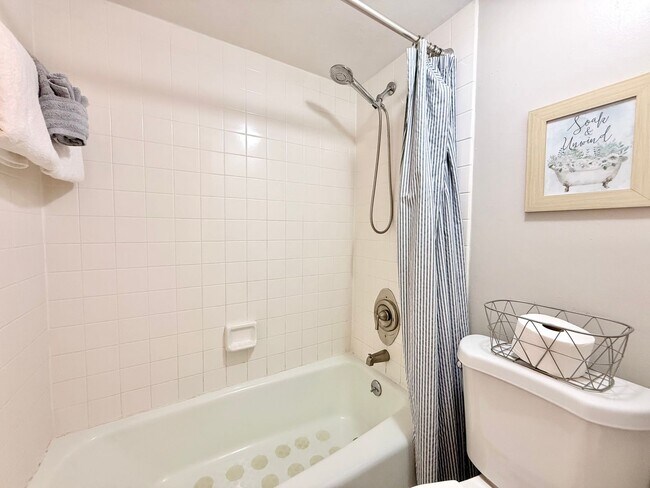 Building Photo - Coastal comfort awaits in this furnished 2Bedrooms / 2Baths condo in Daytona Beach!