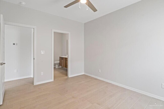 Building Photo - 11 W Driftwood St