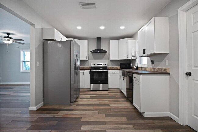 Building Photo - 213 S Bougainvillea Ave