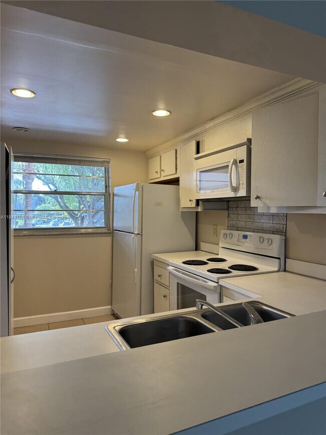 Building Photo - 1811 Sabal Palm Dr