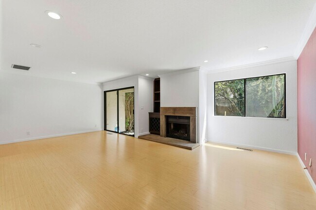 Building Photo - 2071 Holly Branch Ct