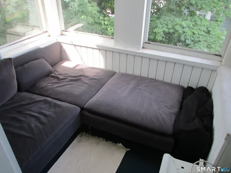 balcony, furniture not included - 160 Main St