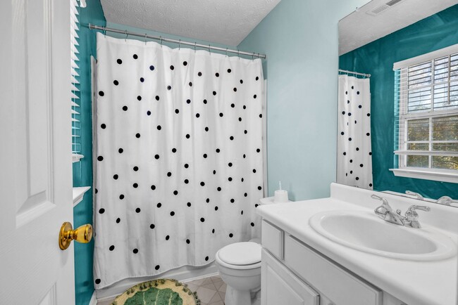 Building Photo - Fully Furnished 2 Bedroom, 2.5 Bath Townho...