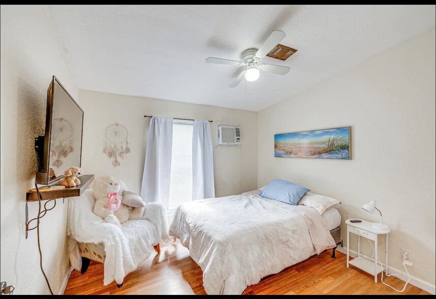 Building Photo - 716 21st St