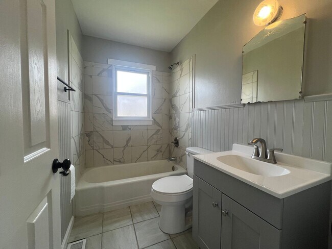 Building Photo - Newly renovated 3 bed and 1 bath house near ETSU and VA