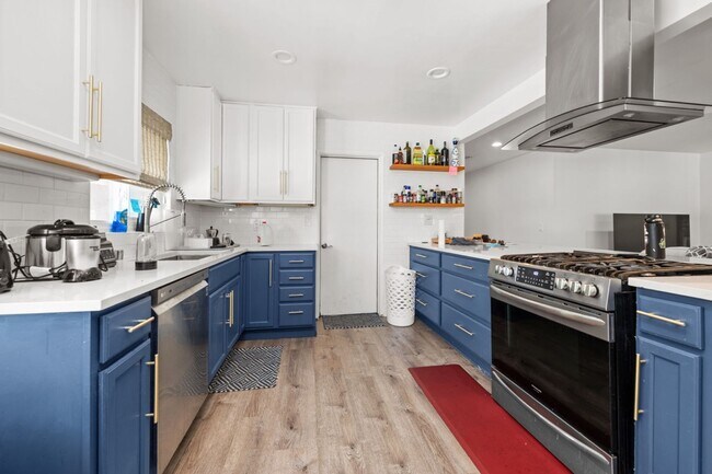 Building Photo - Private pool with canyon views!