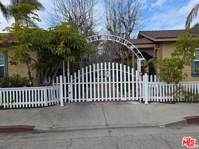 Building Photo - 315 N Venice Blvd