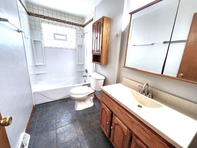 Building Photo - 3 bedroom, single family home - Available ...