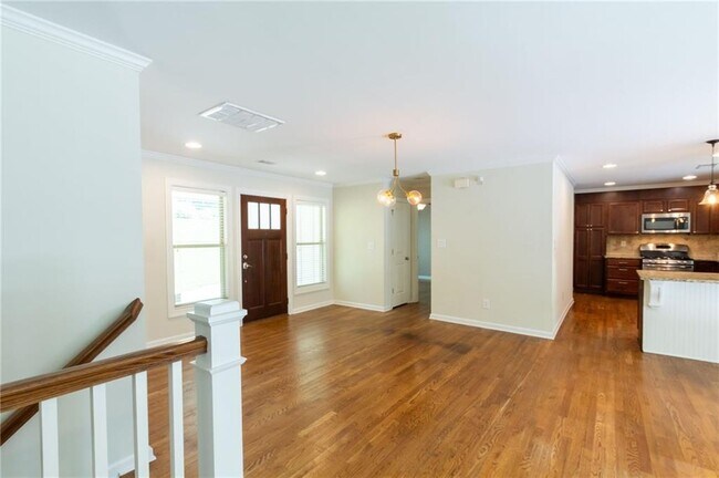 Building Photo - 3014 Skyland Dr NE