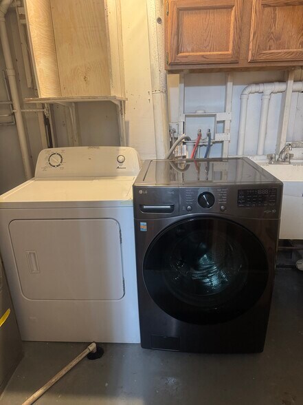 Building Photo - 555 Baxter Ln