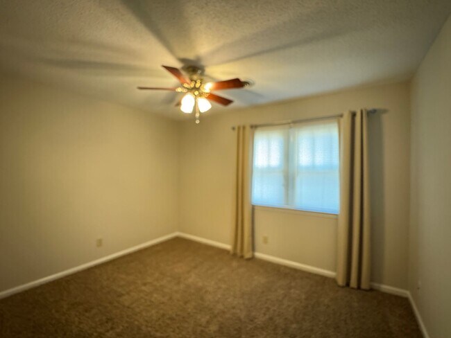 Building Photo - 3BR/2.5BA Home on 1 Acre in Spring Lake
