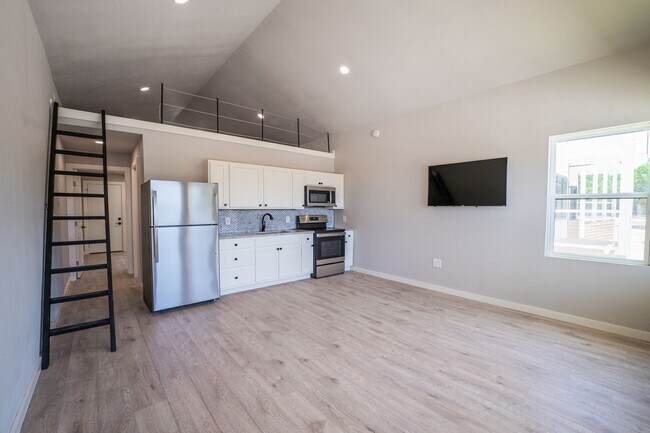 Building Photo - Texas Oaks