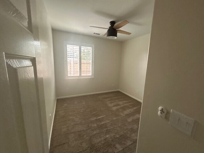 Building Photo - 4 Bedroom 2 Bathroom in SE Visalia with Po...