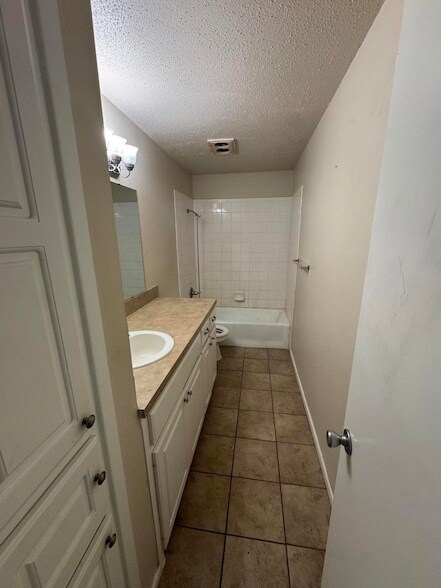 Building Photo - 601 Chicago Ave