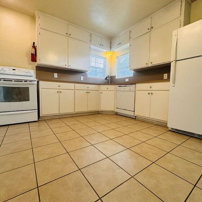 Building Photo - Now leasing this charming 2-Bedroom | 1-Bathroom Single-Family Home in Bridge City, TX