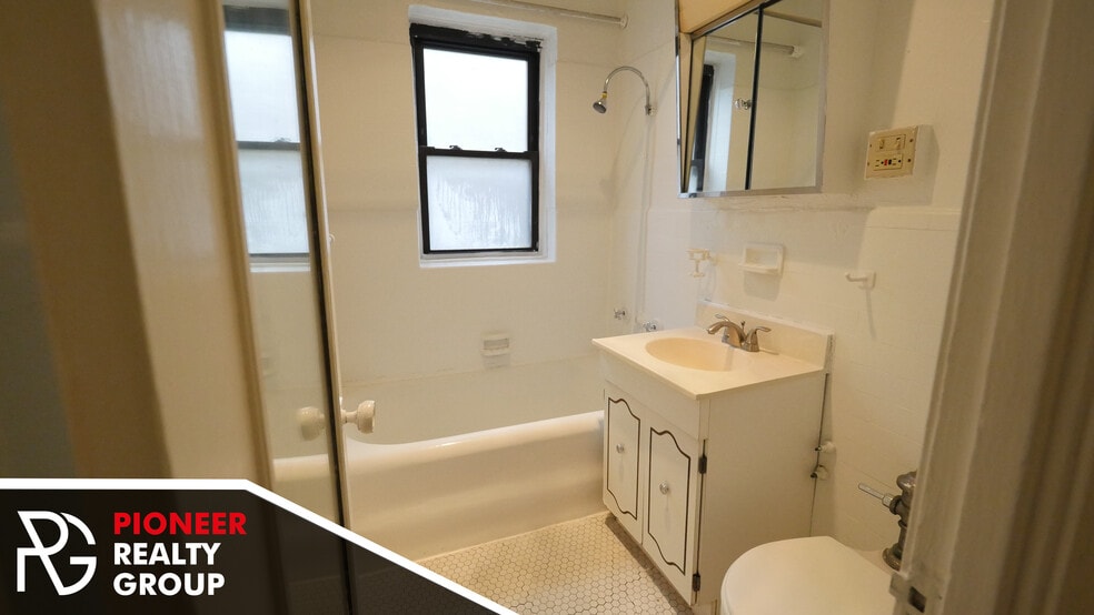 Building Photo - 556 W Arlington Pl