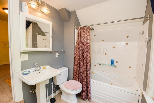 Building Photo - APPLICATION PENDING -- Gorgeous and spacio...