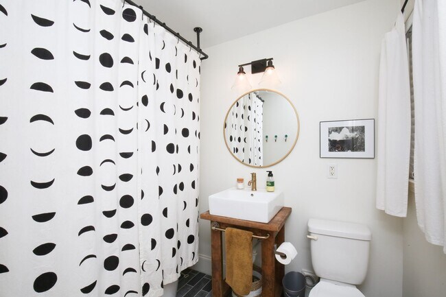 Building Photo - Adorable 3 bedroom ranch with fenced yard!