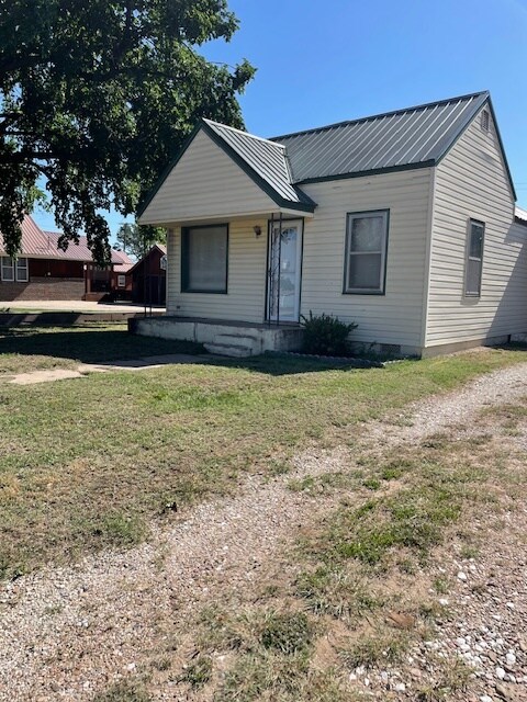 Side view -front of home - 612 S Pine St