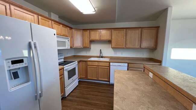 Building Photo - 3 Bed, 2.5 Bath - Beautiful Mountain Views - Close to JBER!