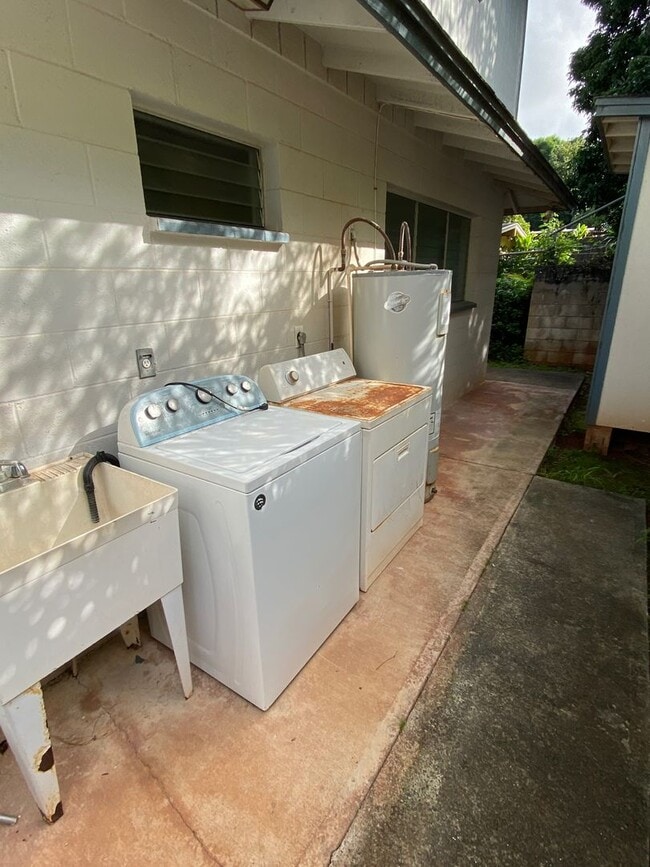 Building Photo - For Rent - [Pacific Palisades] 2345B Anini...