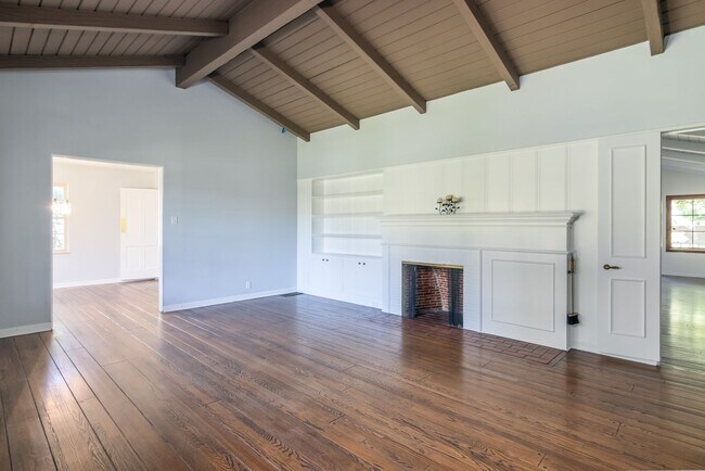 Building Photo - 4668 St Clair Ave