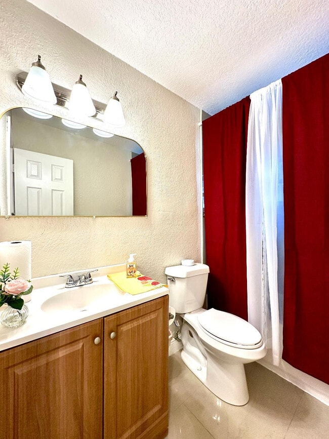 Building Photo - 525 NW 15th Terrace