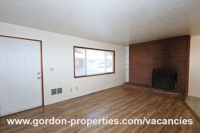 Building Photo - SE Green Vista Dr - Milwaukie 2 bedroom du...