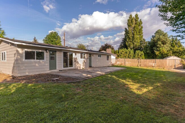 Building Photo - 1035 Vista Pl