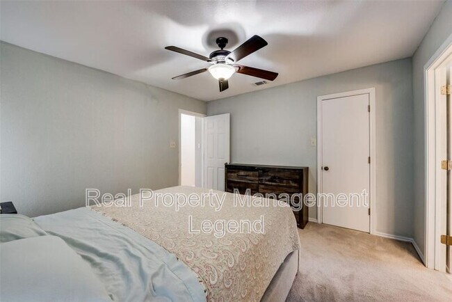 Building Photo - 617 Main St