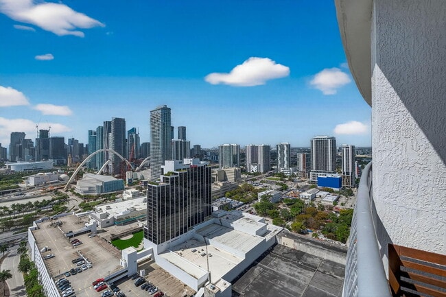 Building Photo - 1750 N Bayshore Dr