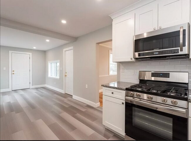 Building Photo - 3 Bed Home with a Yard and Garage! Available for July!