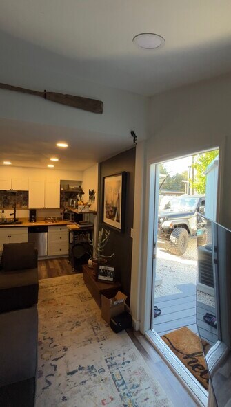 Building Photo - 1034 Queen St N