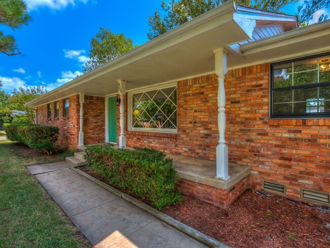 Building Photo - PRELEASING for Early Aug 2027! Updated (3) Bed, (2) Bath + Additional Living Area!