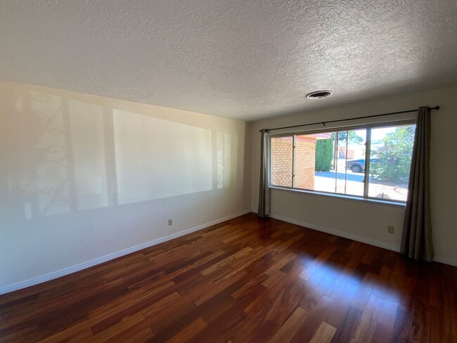 Building Photo - 3 Bedroom Single Story Home Available Near...