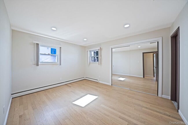 Building Photo - 45 Roslyn Rd
