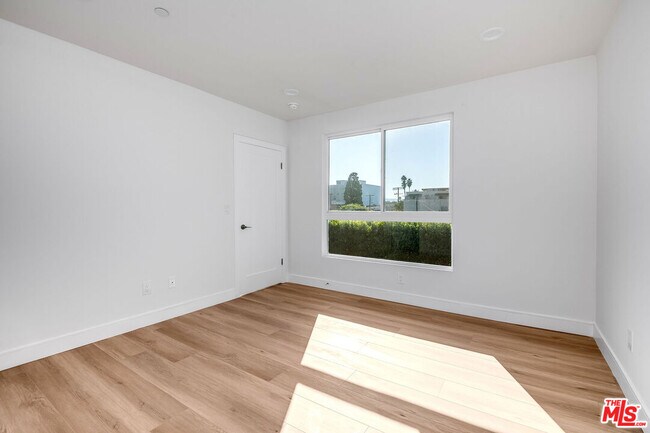 Building Photo - 10801 Kling St