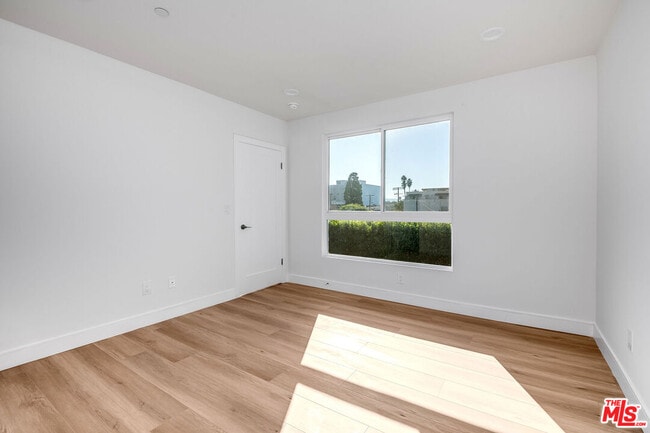 Building Photo - 10803 Kling St