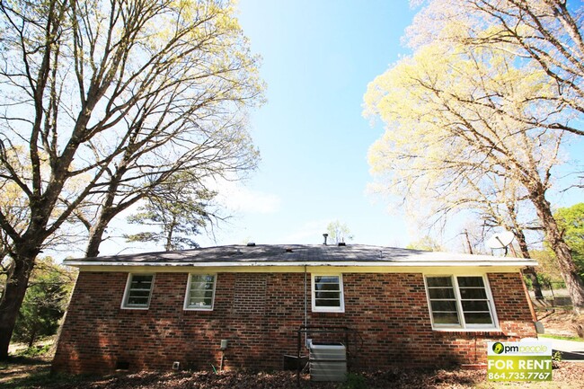 Building Photo - Cute 3/2 in Excellent Greenville Location