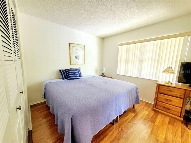 Building Photo - 20 Woodlake Pl