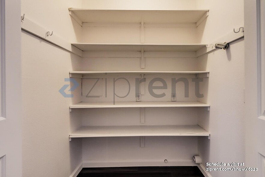 Building Photo - Unit