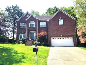 Building Photo - 4-Bedroom Home in Hendersonville!