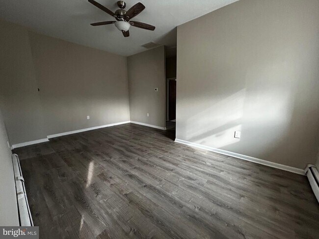 Building Photo - 615 Summit St