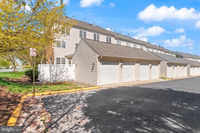 Building Photo - 42465 Regal Wood Dr