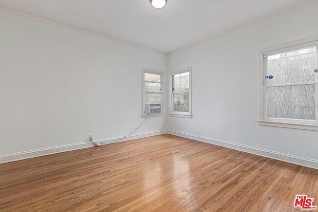 Building Photo - 441 1/2 S Palm Dr