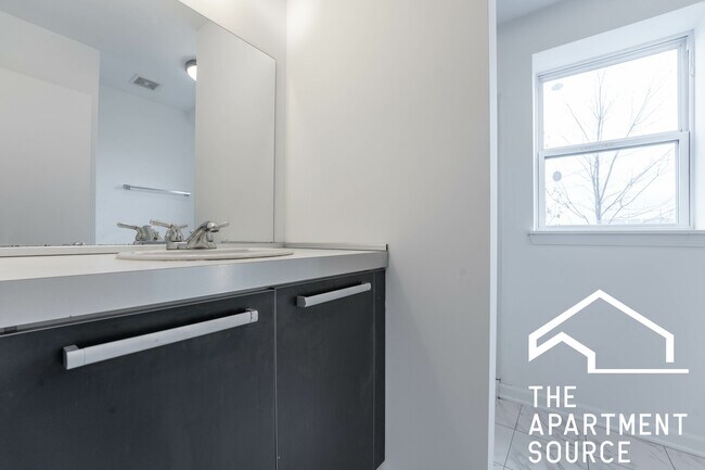 Building Photo - 1544 W Glenlake Ave