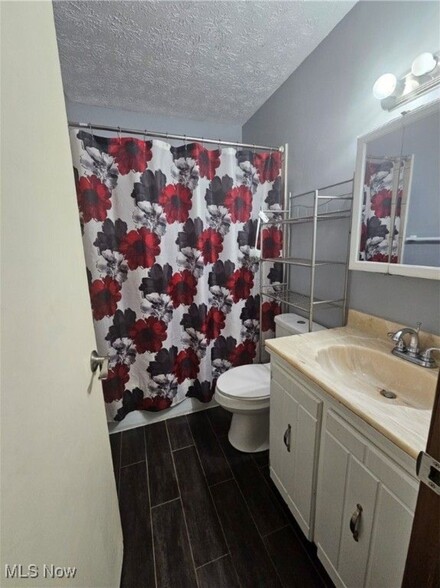Second floor full bath - 14301 Galehouse Rd