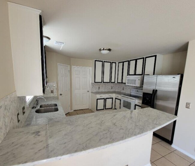Building Photo - Modern 3-Bedroom Home with Great Amenities in San Antonio