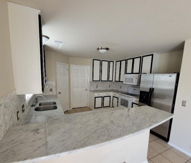 Building Photo - Modern 3BR/2.5BA Home with W/D In Unit• Covered Parking Central • AC in San Antonio