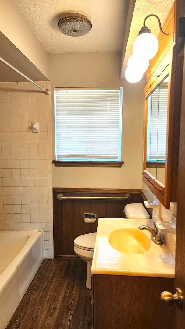 Building Photo - 3 Bed 1 Bath 1 Car Garage in the Leonhardt...